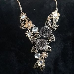 Floral design necklace